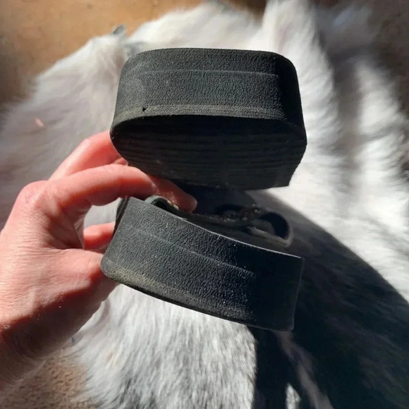 Yellow box flip flops size 7 1/2 multi colored stones - Picture 5 of 6